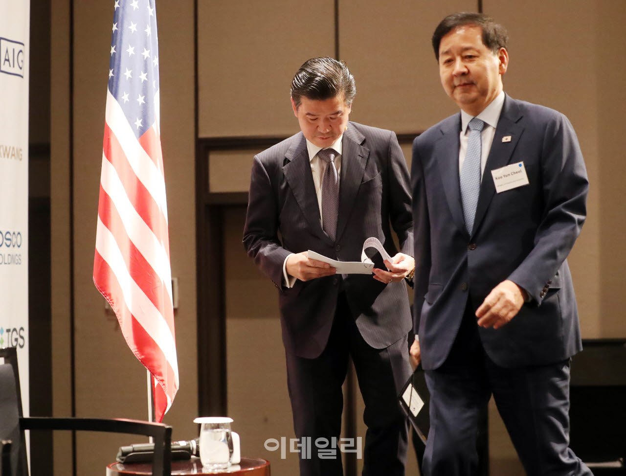 [포토] 간담회 참석하는 구윤철 부총리와 제임스 김 암참 회장
