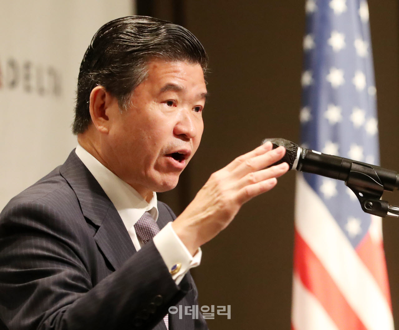 [포토] 암참(AMCHAM) 간담회 인사말하는 제임스 김 회장