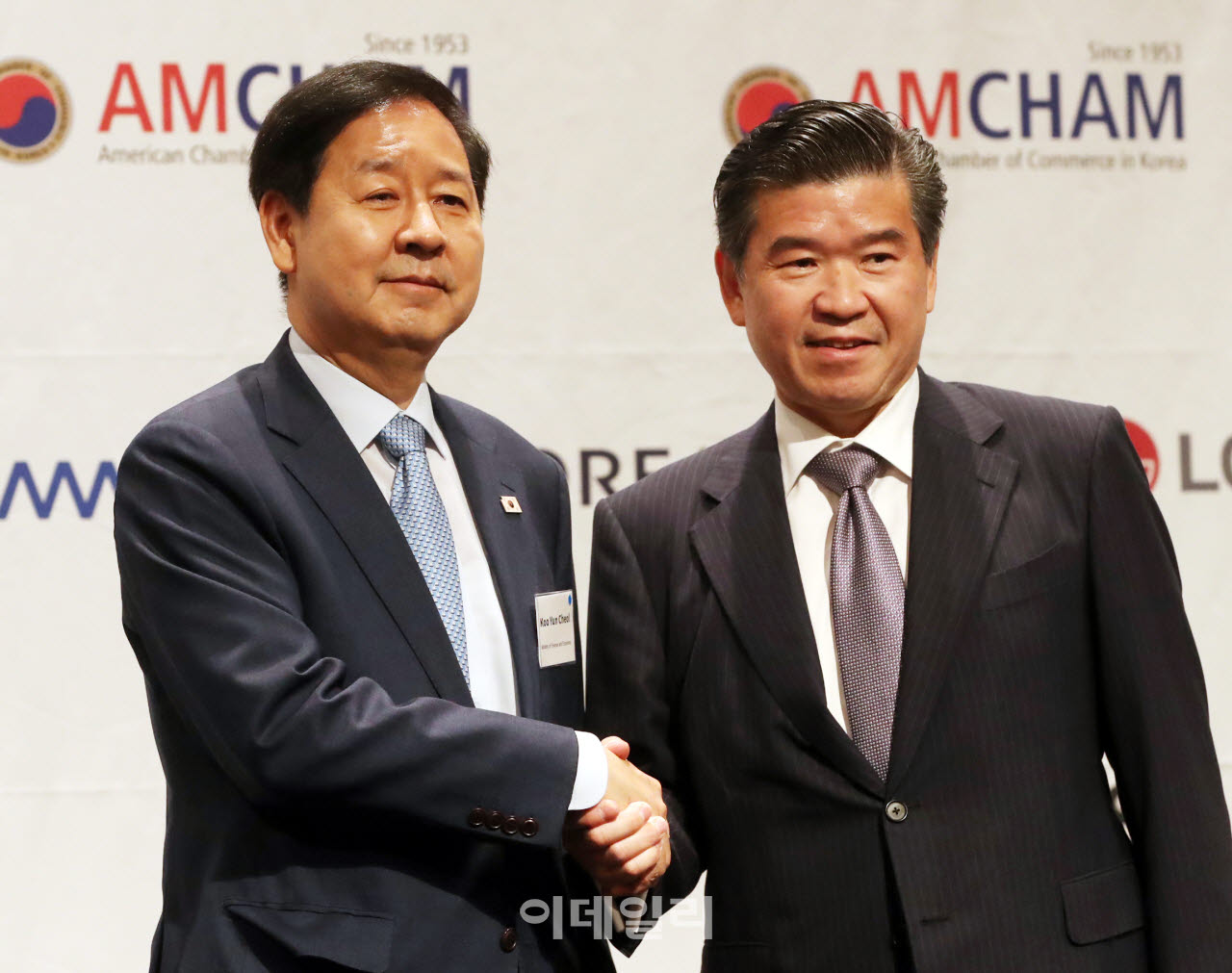 [포토] 기념촬영하는 구윤철 부총리와 제임스 김 암참 회장