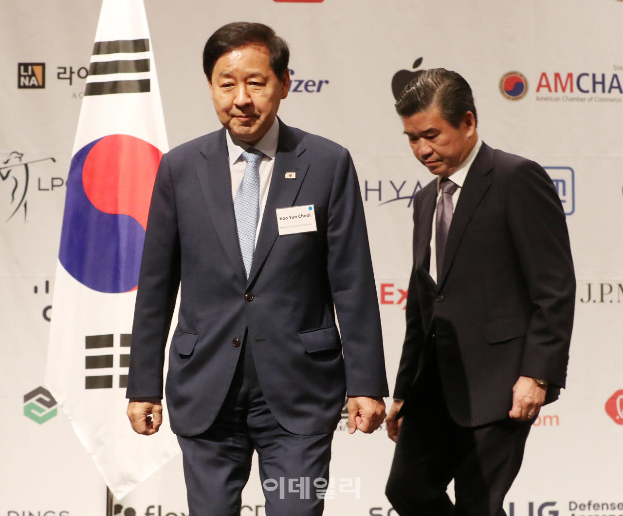 [포토] 간담회 참석하는 구윤철 부총리와 제임스 김 암참 회장