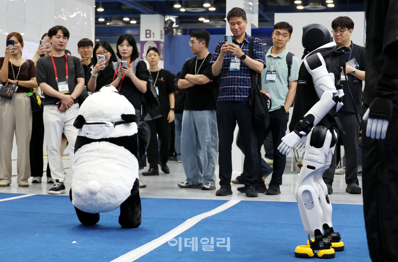[포토] 귀여운 판다 로봇 시연