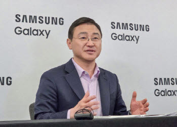 “메모리값 부담, 경쟁사도 같다”…삼성 DX, 점유율 확대로 승부