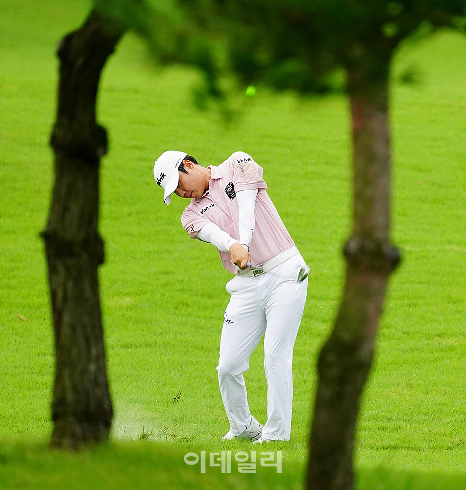 [포토] 김민수, 나무를 넘겨 그린으로