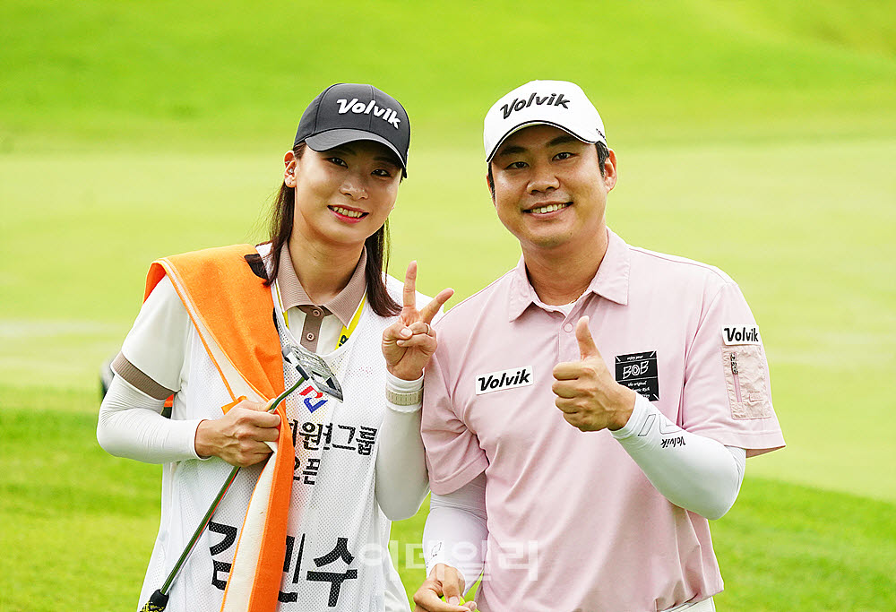 [포토] 김민수, 첫 홀 버디 기념
