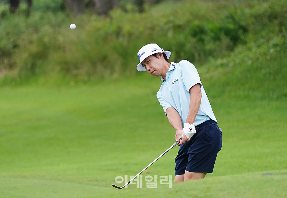 [포토] 최진호, 날카로운 칩핑