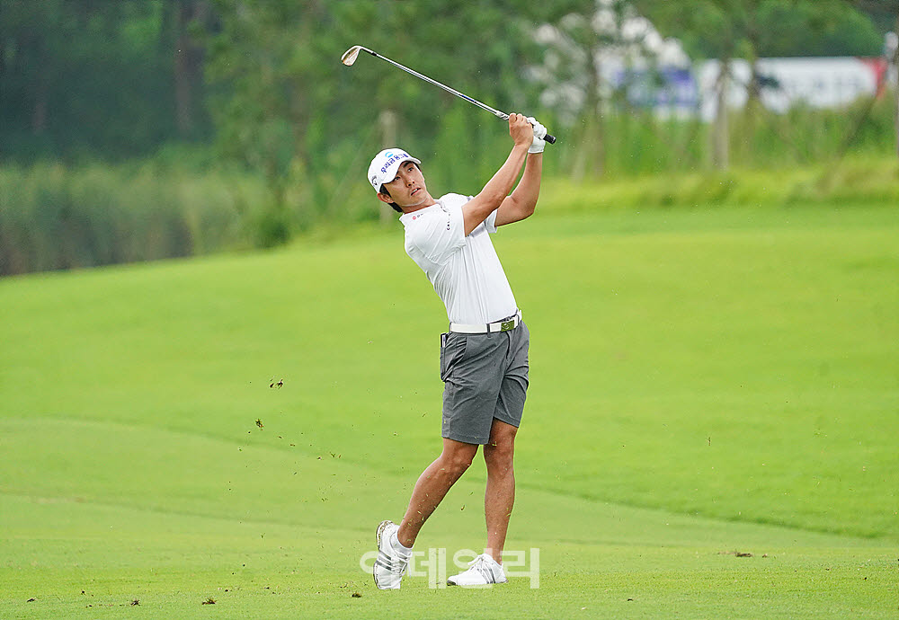 [포토] 타구 방향 살피는 이수민
