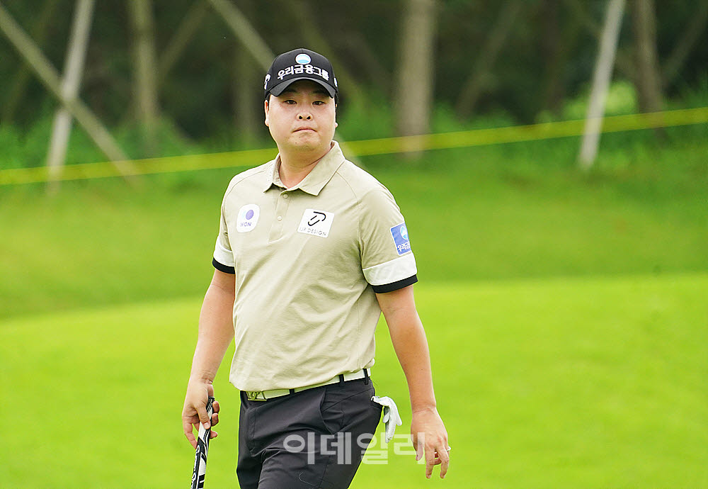 [포토] 황중곤, 차분히 살피는 그린