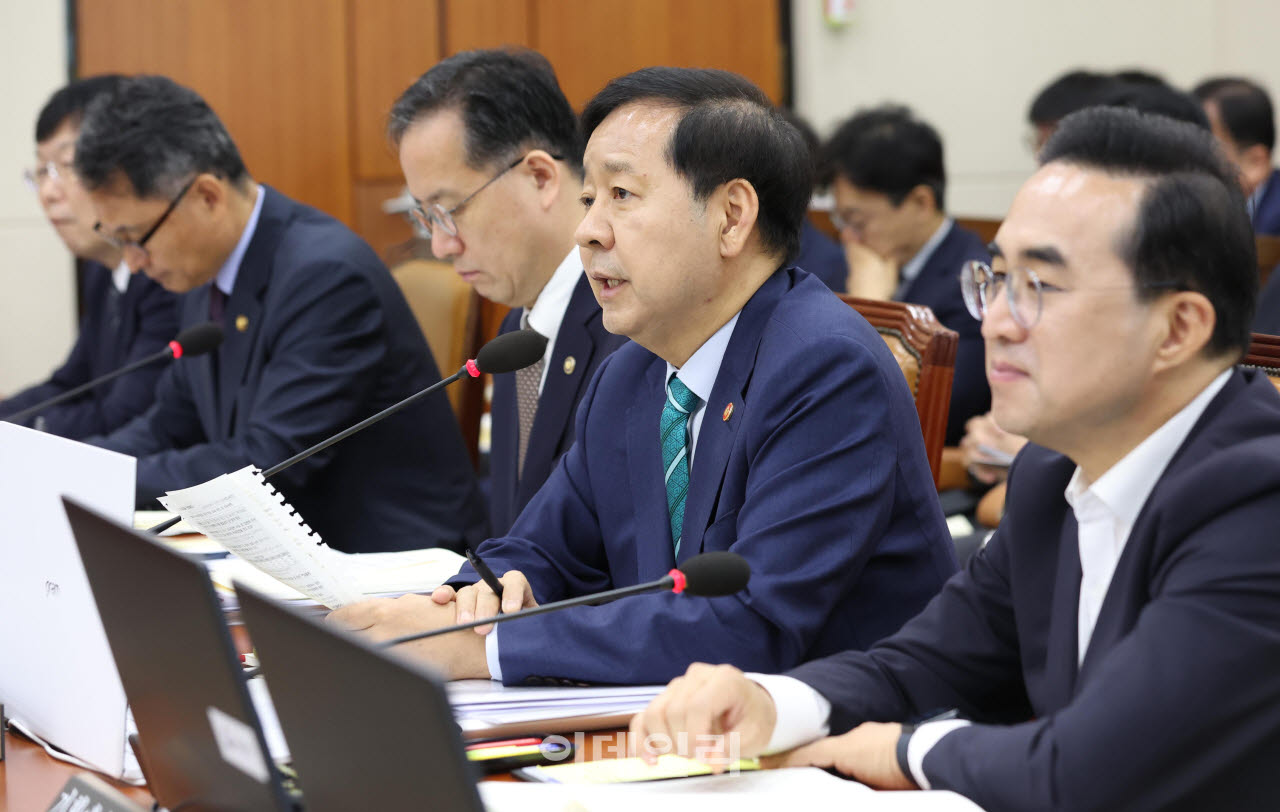 [포토]재경위 전체회의, '답변하는 구윤철 경제부총리'