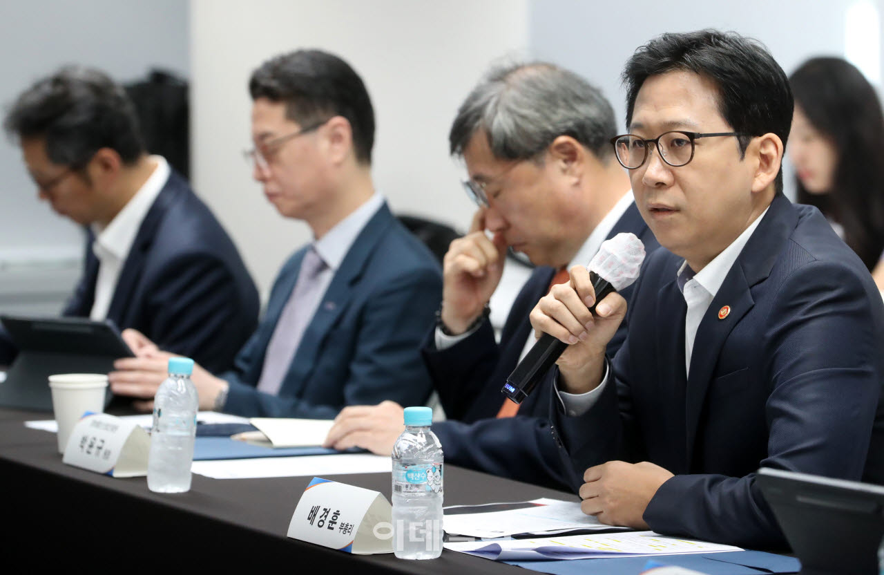 [포토] 인공지능(AI) 반도체 업계 만난 배경훈 부총리