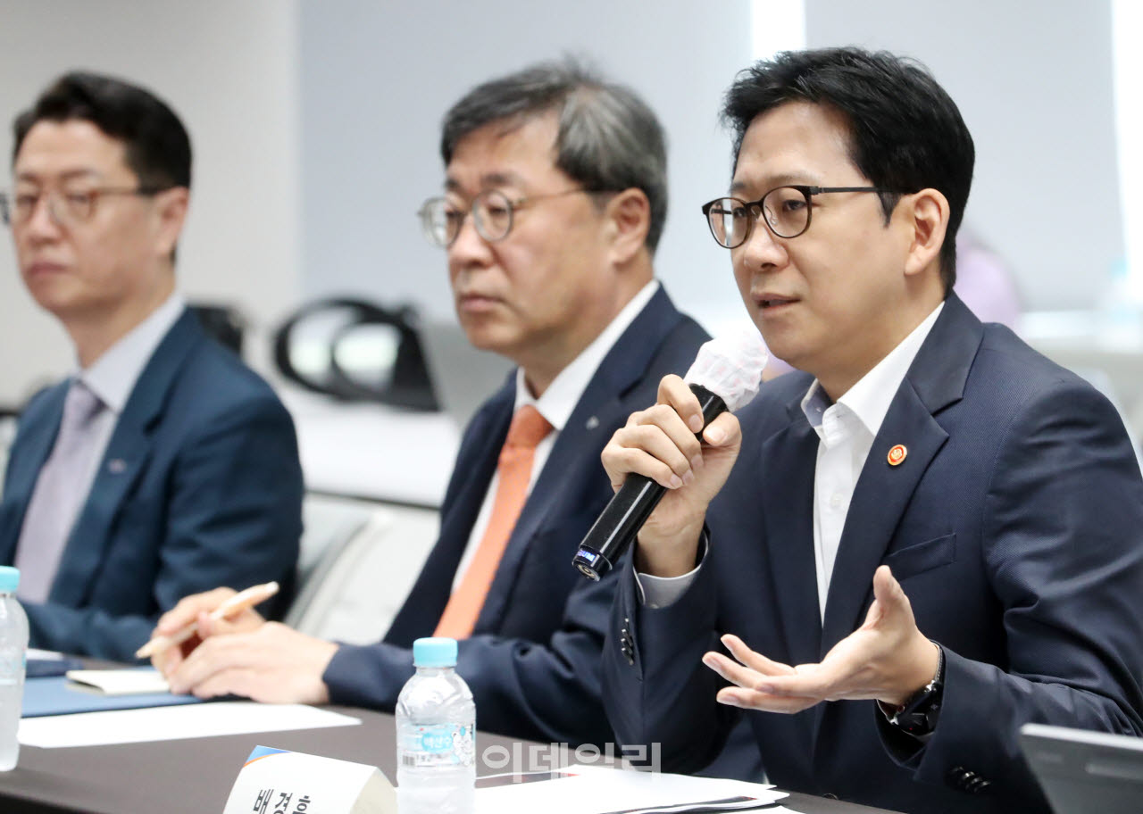 [포토] 배경훈 부총리, 인공지능(AI) 반도체 업계 간담회