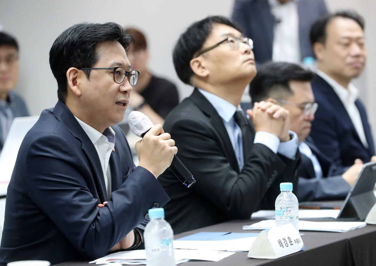 [포토] 인공지능(AI) 반도체 업계와 간담회하는 배경훈 부총리