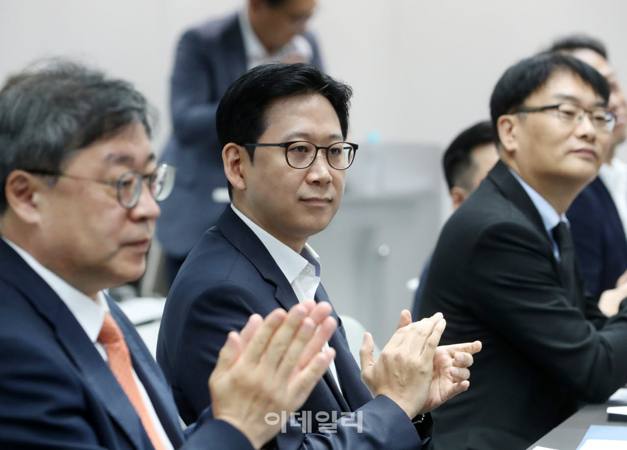 [포토] 인공지능(AI) 반도체 업계와 간담회하는 배경훈 부총리