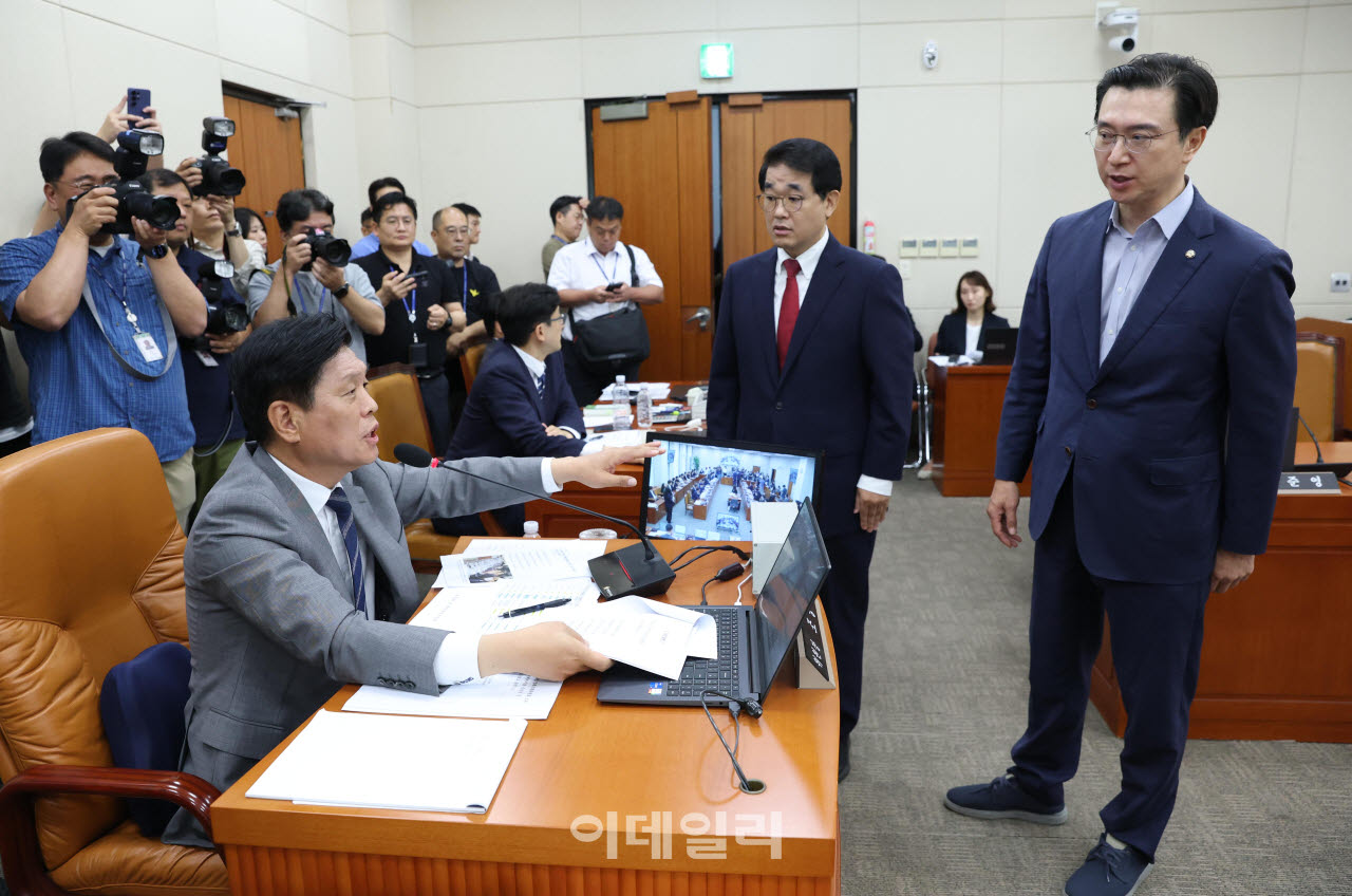 [포토]재경위 전체회의, '소위원회 구성 놓고 대치'