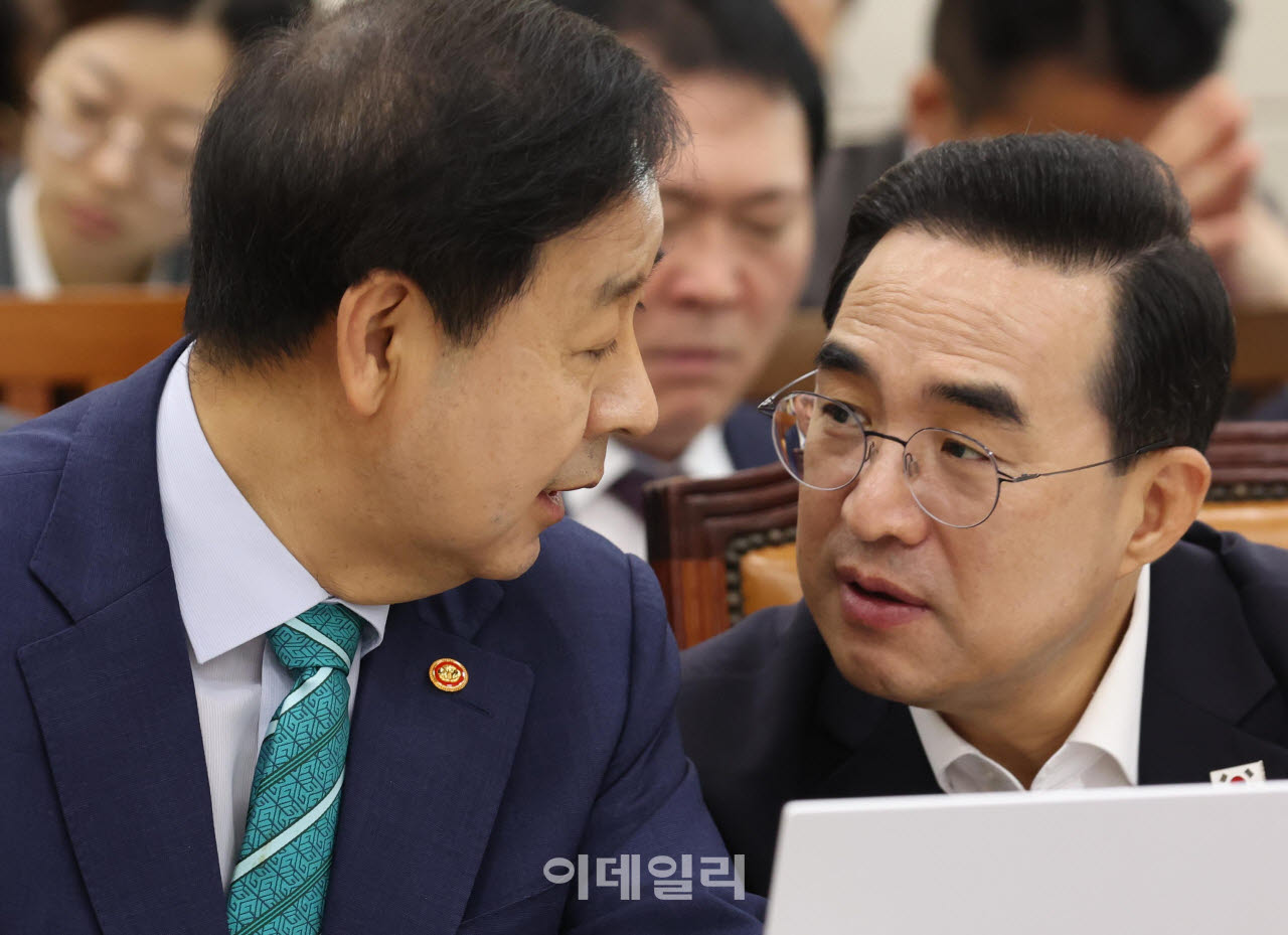 [포토]재경위 전체회의, '대화하는 구윤철-박홍근'