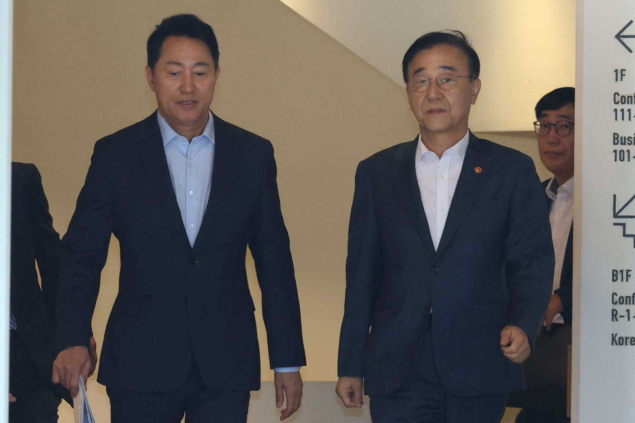 [포토]굳은 표정으로 이동하는 김윤덕 장관-오세훈 시장