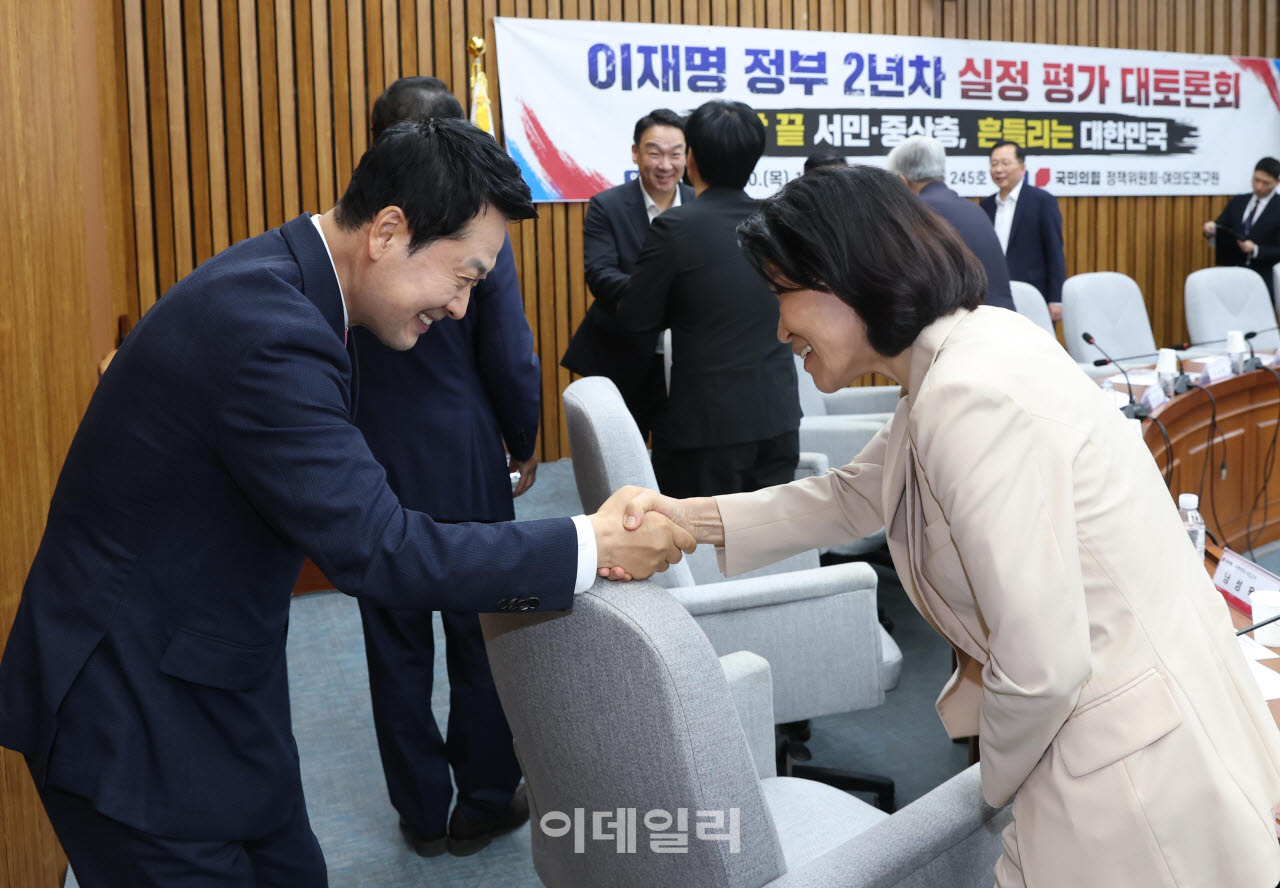 [포토]악수하는 장동혁-이진숙