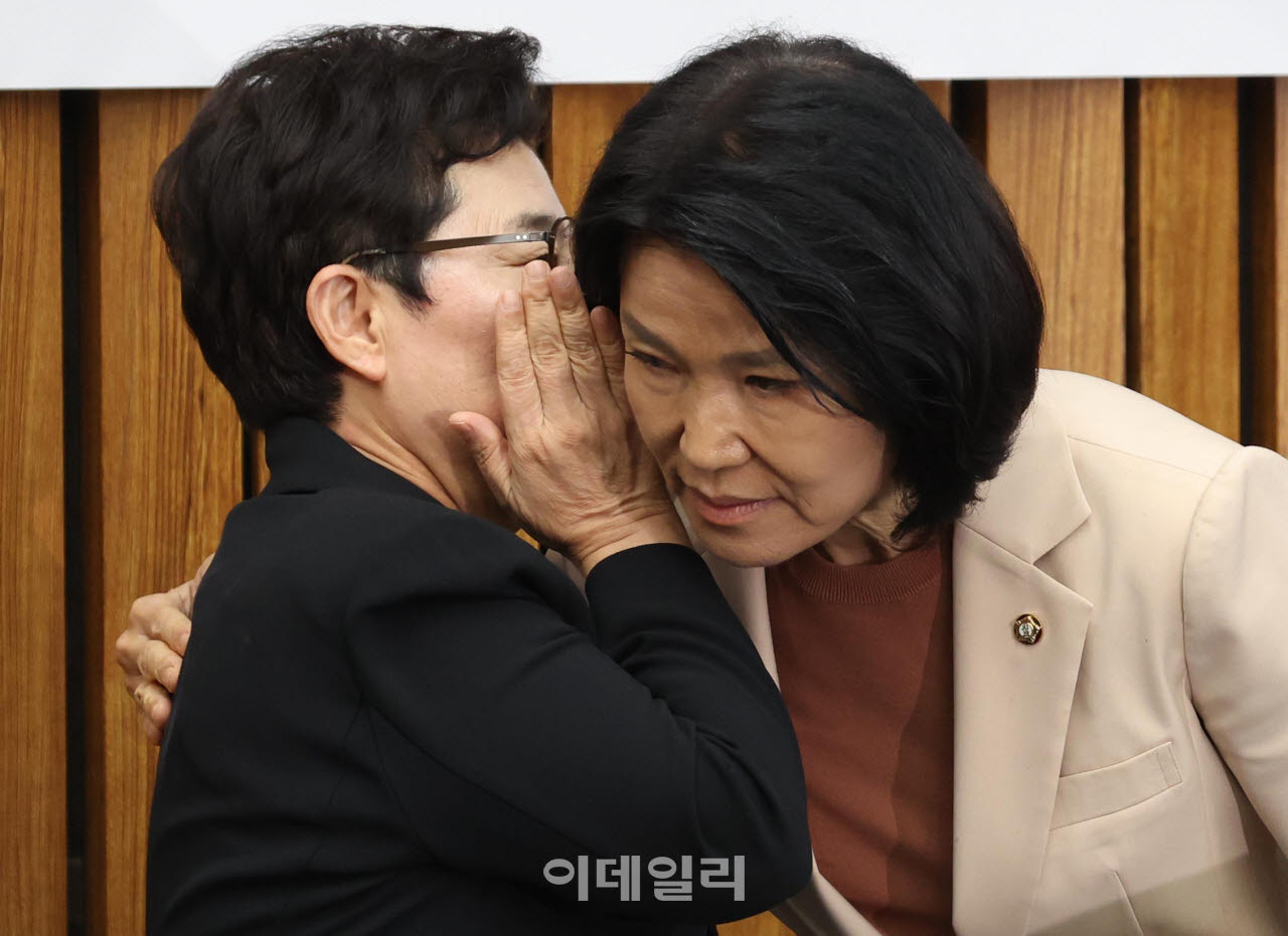 [포토]'귀엣말 나누는 임이자-이진숙'