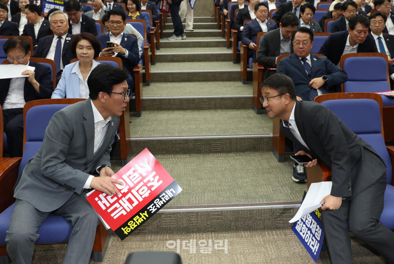 [포토]의원총회, '대화하는 김민석-한병도'
