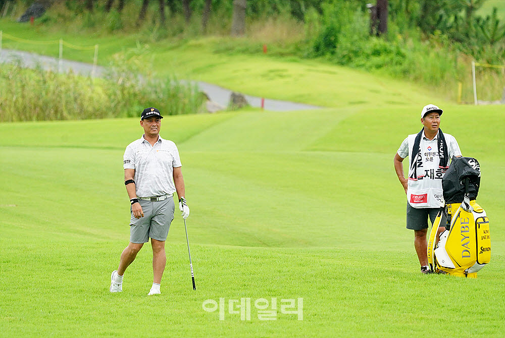 [포토] 김재호, 캐디와 함께 바라본다