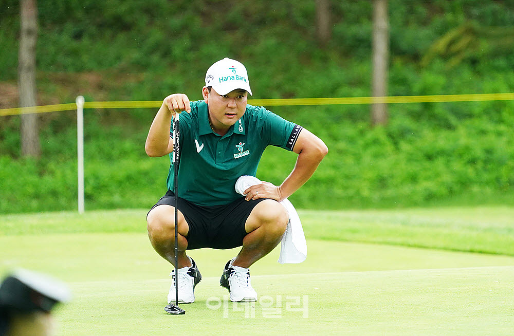[포토] 함정우, 신중하개 읽는다