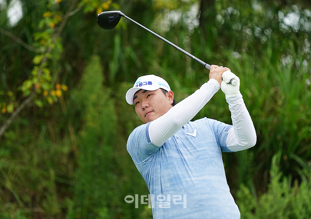 [포토] 타구 바라보는 문동현