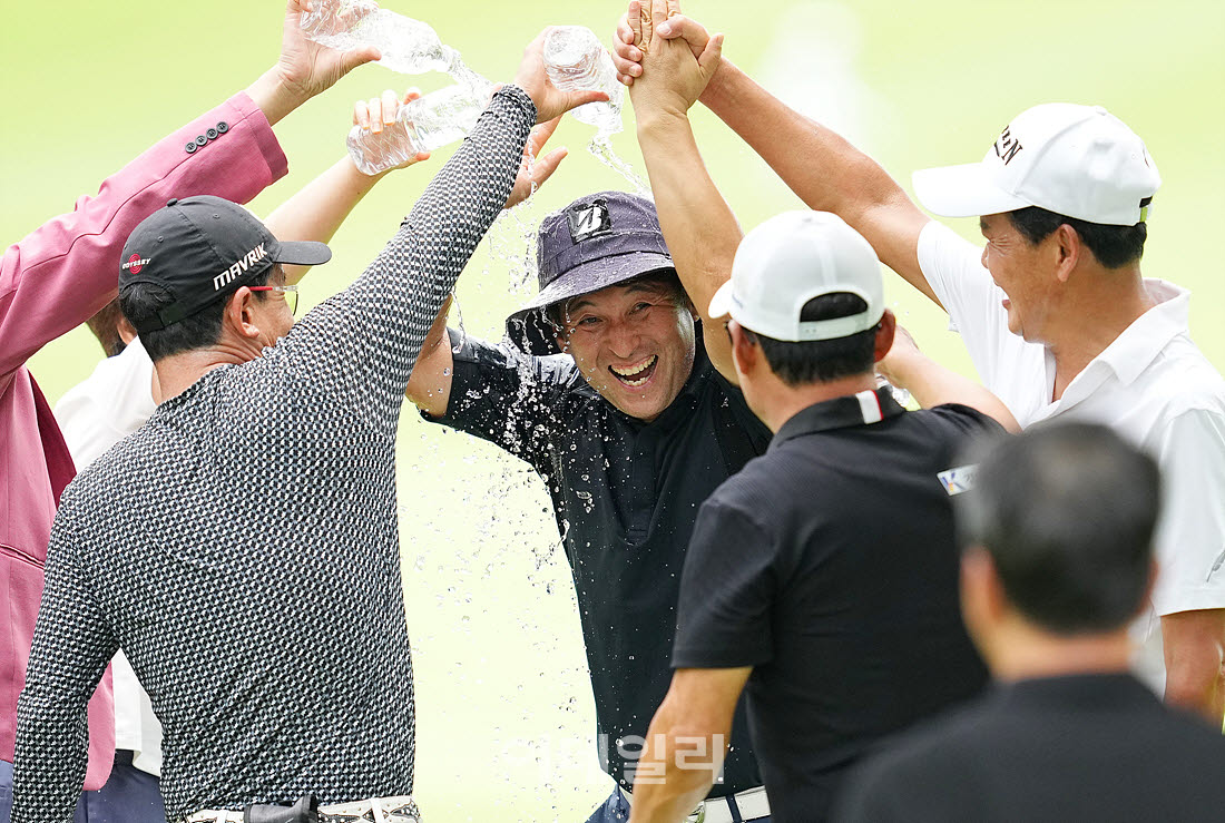 [포토]강봉석,폭포수 축하 물세례