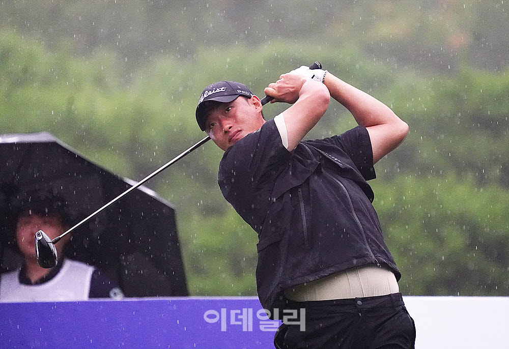 [포토] 김용태, 비를 뚫고 날린 티샷
