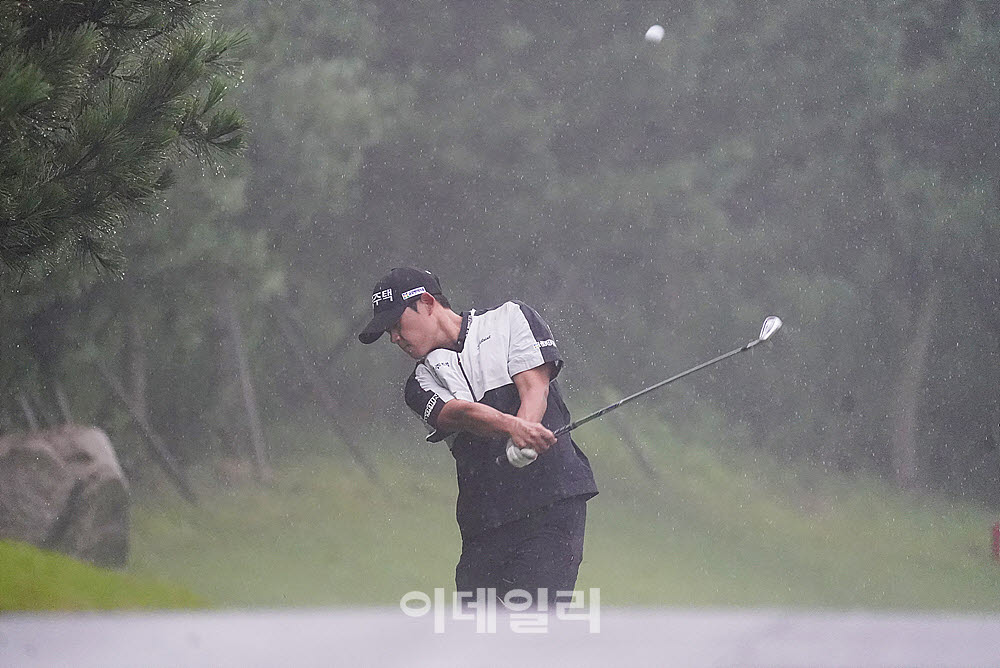 [포토] 신용구, 정확한 컨택으로 그린 안착