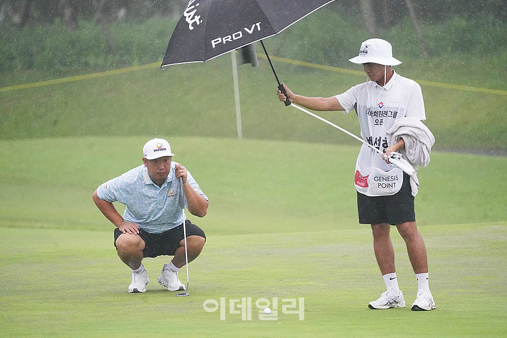 [포토] 백석현, 비오는 날엔 캐디가 더욱더 중요