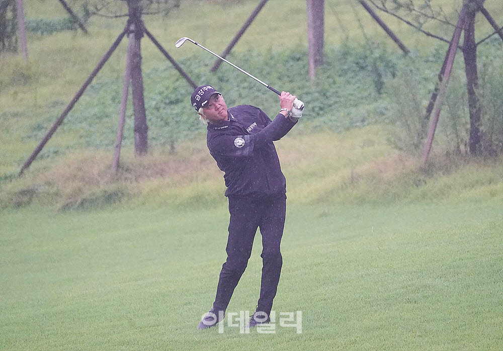 [포토] 허인회, 러프에서 걷어 올린다