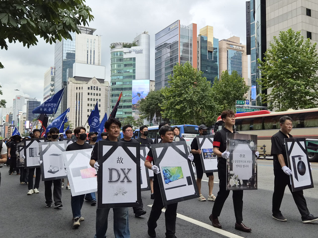 “故 삼성전자 DX 명복을 빕니다”…가전 ‘영정사진’ 들고 서초 집결