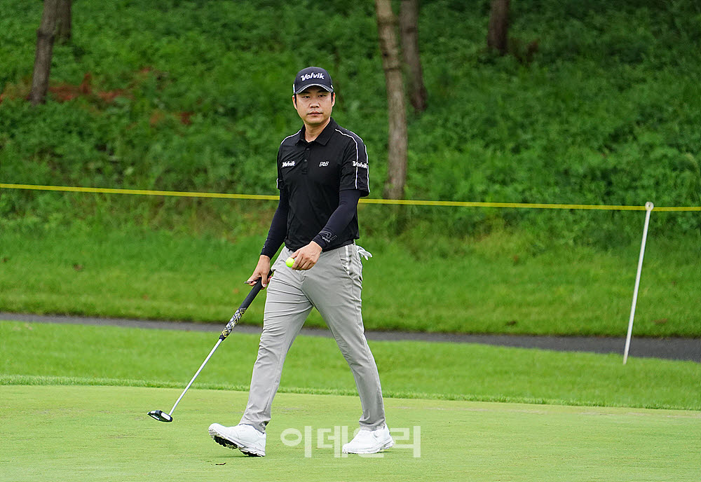 [포토] 김민수, 차분히 살피는 그린