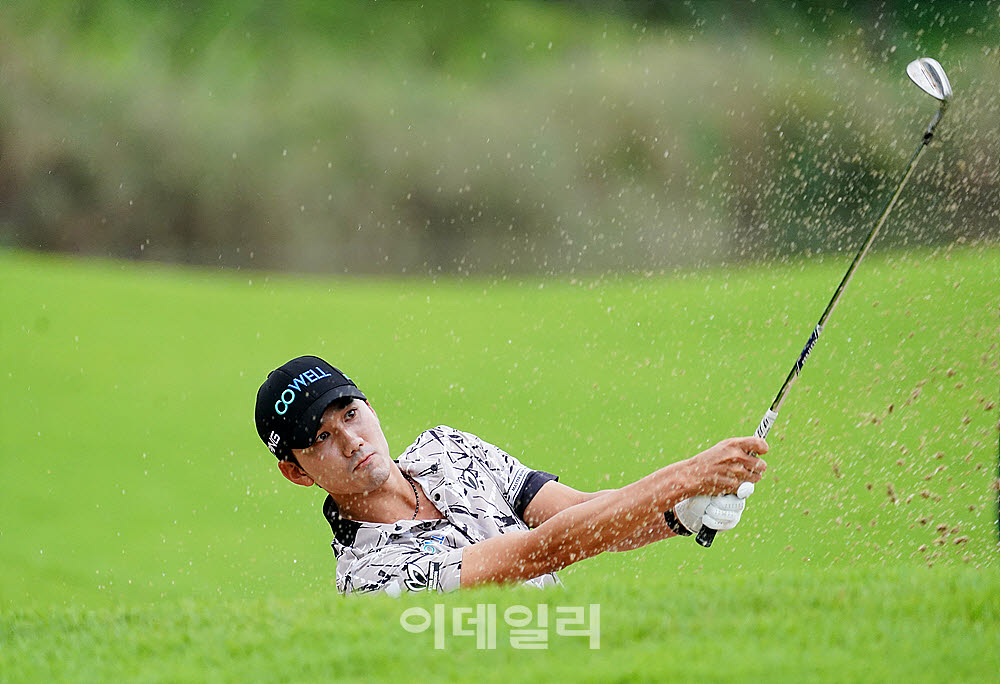 [포토] 오승택, 페어웨이 벙커 탈출