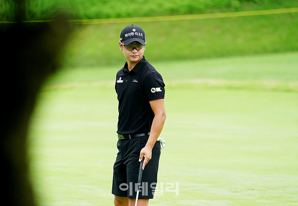 [포토] 그린 살피는 백무곤