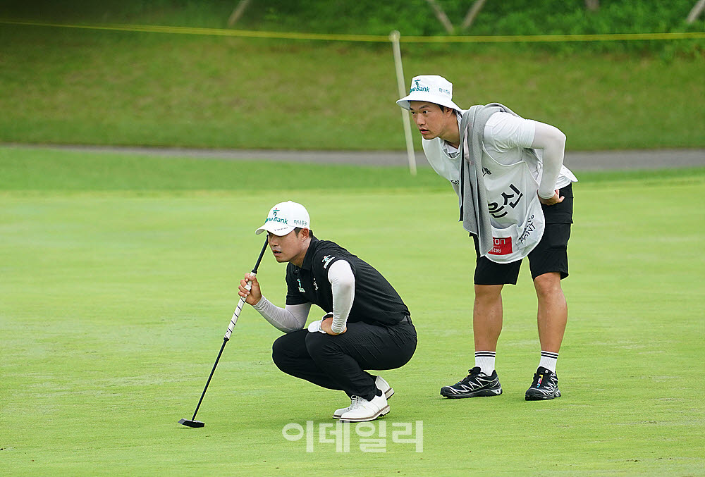 [포토] 박은신, 캐디와 읽는 버디 라인