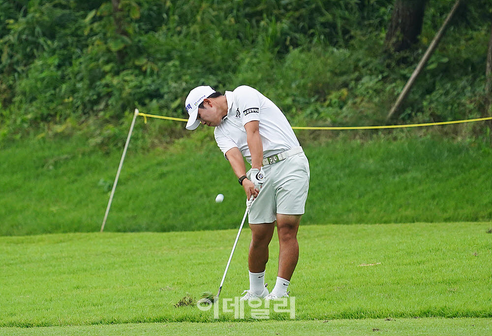 [포토] 고유승, 강한 타구를 날린다