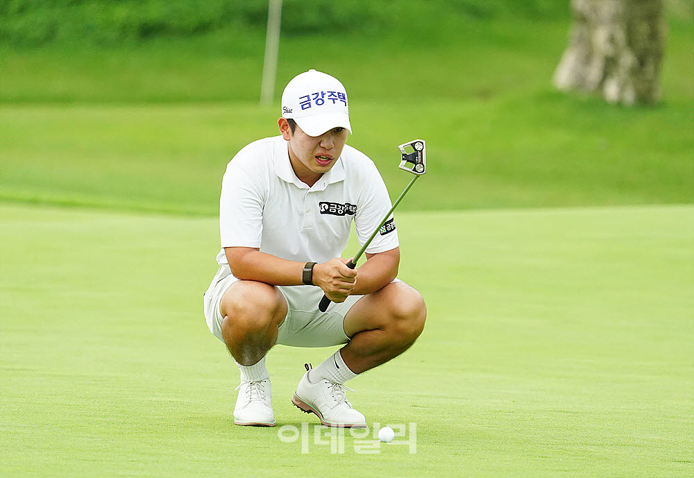 [포토] 고유승, 차분히 살피는 버디 라인