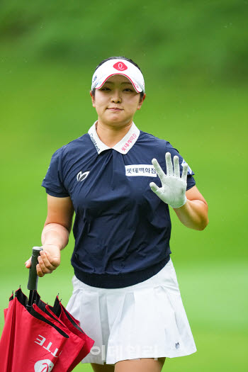 [골프IN화보] 유현조, 악천후 속 BC카드·한경 KLPGA 챔피언십 3라운드 이븐파 마무리
