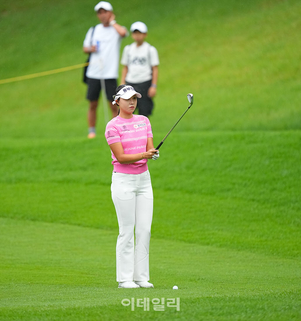 [골프IN화보] 문정민, BC카드·한경 KLPGA 챔피언십 3라운드 투혼의 레이스