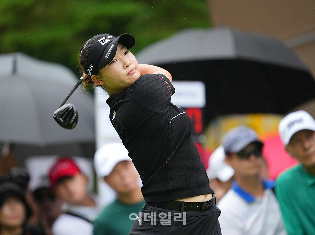 [골프IN화보] 김민솔, BC카드·한경 KLPGA 챔피언십 3라운드 단독 2위 도약… 우승 경쟁 '가속화&a...