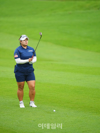 [골프IN화보] 송은아, 악천후 속 아쉬운 뒷심… BC카드·한경 KLPGA 챔피언십 3라운드 공동 21위 마감