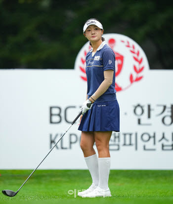 [골프IN화보] 김새로미, 악천후 딛고 BC카드·한경 KLPGA 챔피언십 3라운드 이븐파 마무리… 공동 17위