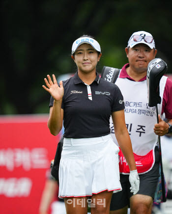 [골프IN화보] 김민주, 악천후 뚫고 BC카드·한경 KLPGA 챔피언십 3라운드 '불꽃타'… 10계단 ...