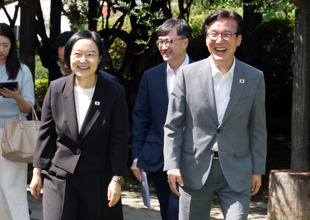 [포토]환담 나누며 이동하는 한성숙 총리-김민석 대표