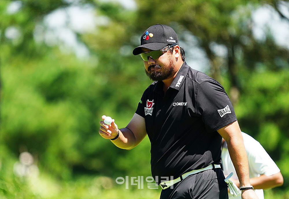 [포토] 정찬민, 갤러리에 인사하며 홀아웃