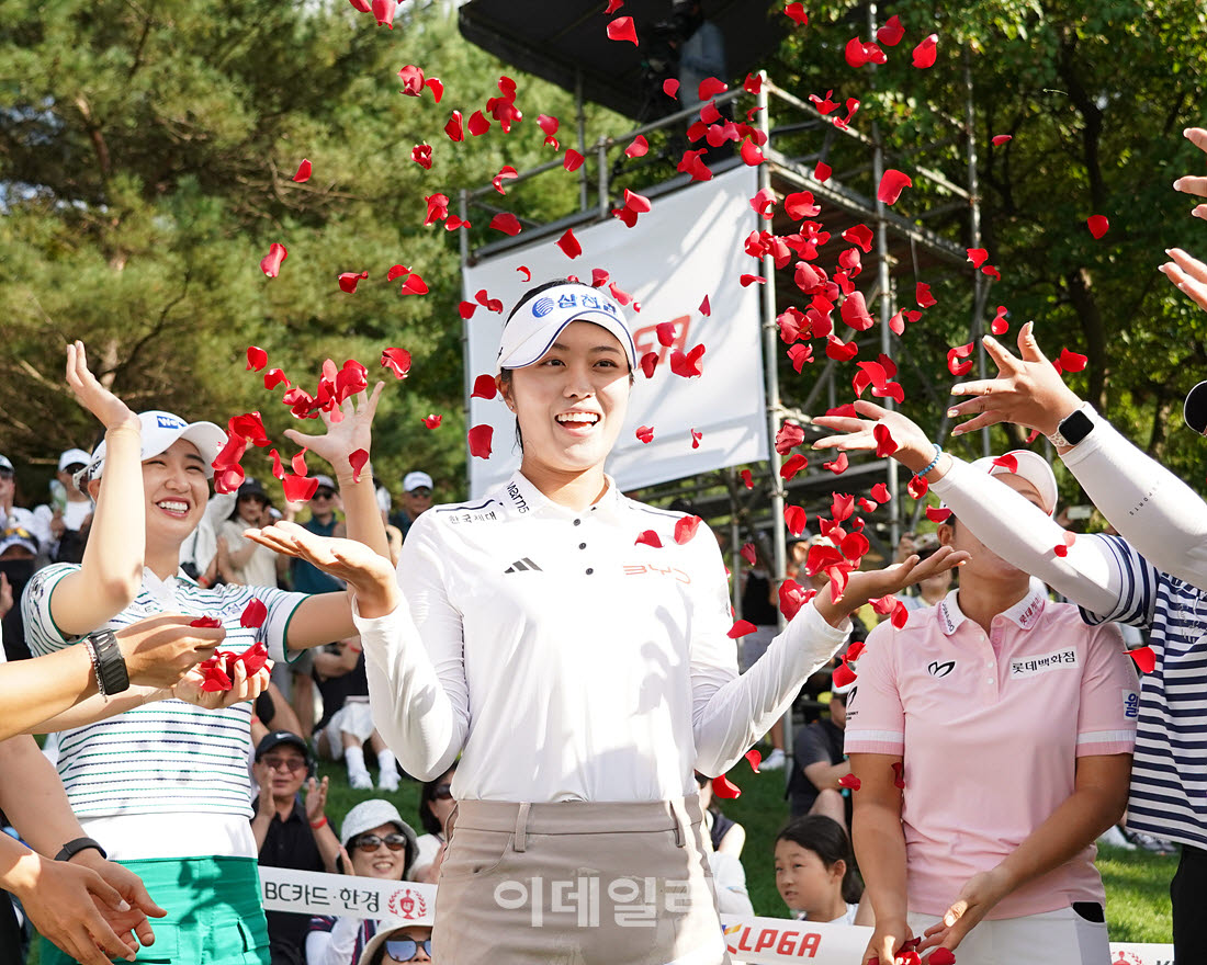 [포토]서교림,화려한 우승 축하 꽃잎세례