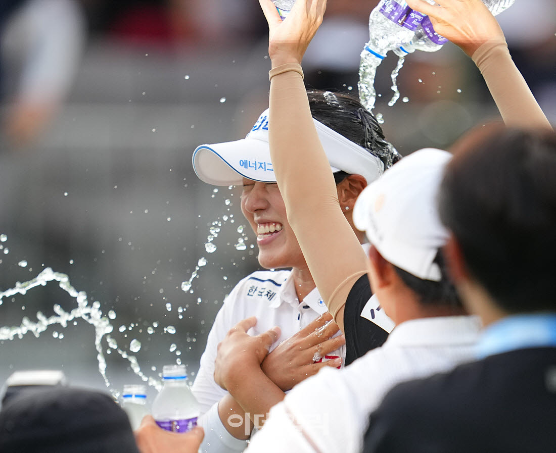 [포토]서교림,시원한 축하 물세례