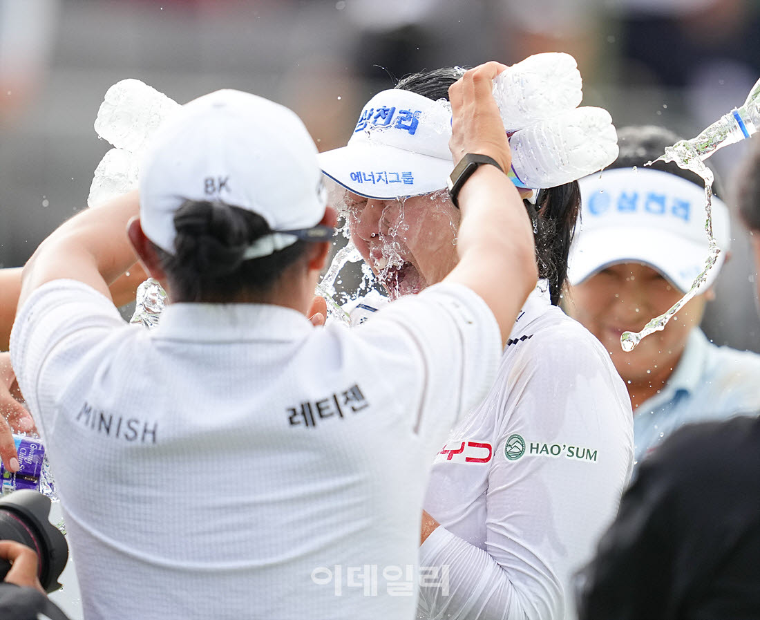 [포토]서교림,쏟아지는 축하 물세례