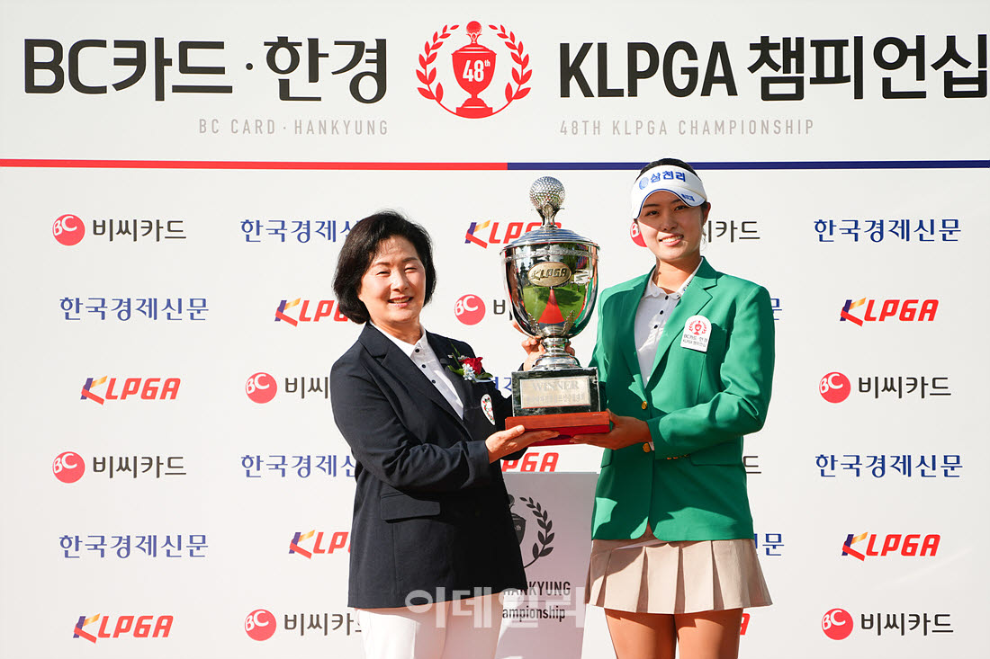 [포토]서교림,우승 순회배를 받다