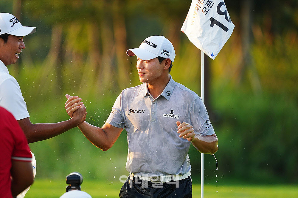 [포토] 최찬, 동료들의 축하